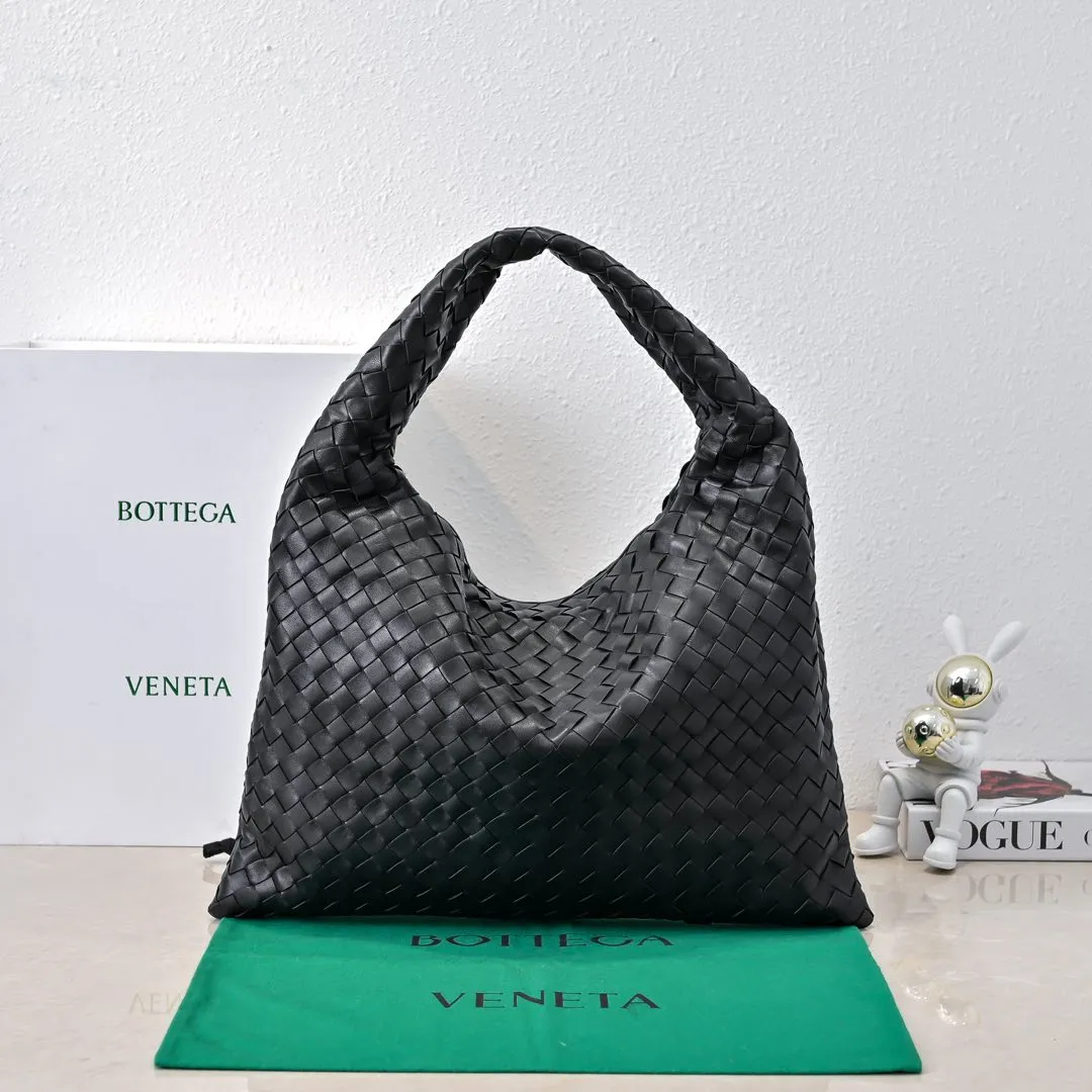 Batch 1960 #Bv new medium-sized HOP bag, the bag body and handles are made of a whole piece of woven leather. The bag body is soft and lazy. Hop symbolizes the praise of innovation and eternal craftsmanship [love]. The pyramid silhouette combines practicality and fashion. It is modern and casual, and the bag mouth is double-sided closed design, more convenient and safe! The cowhide texture also makes the bag more wear-resistant and durable. A must-have for fashionable ladies who like minimalism yet comfortable and casual! Size: 46x21x10cm Model: 6262